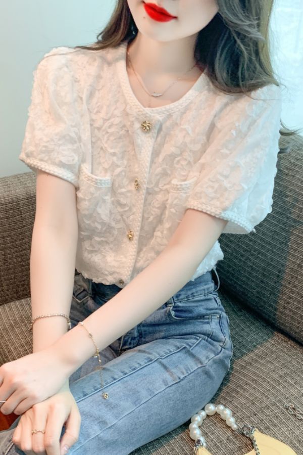 여름 여성 라운드넥 입체 플라워 텍스처 반팔 블라우스 앞포켓 폴리 오피스룩 화이트 - 상세 이미지 4