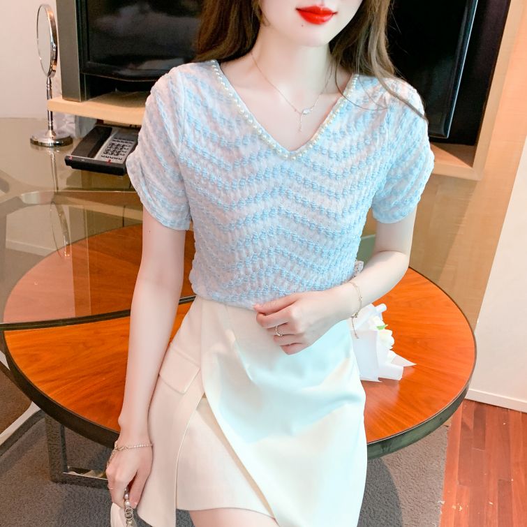 여름 여성 V넥 진주 라인 엠보싱 패턴 반팔 슬림핏 블라우스 데이트룩 스카이블루 - 상세 이미지 3