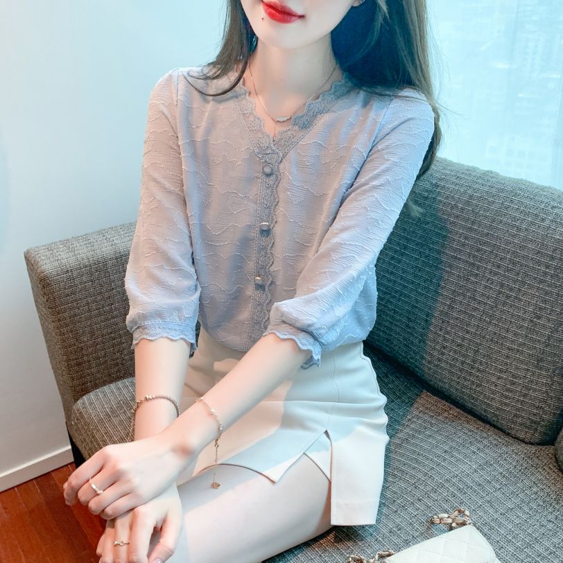 여름 여성 V넥 레이스 7부 소매 텍스처 블라우스 여리여리 데일리룩 폴리 상의 라이트블루 - 상세 이미지 3