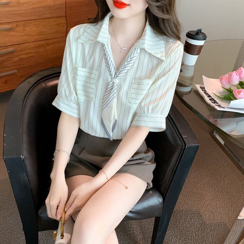 여름 여성 스트라이프 스카프 반팔 블라우스 V넥 투포켓 오피스룩 상의 아이보리 - 상세 이미지 2