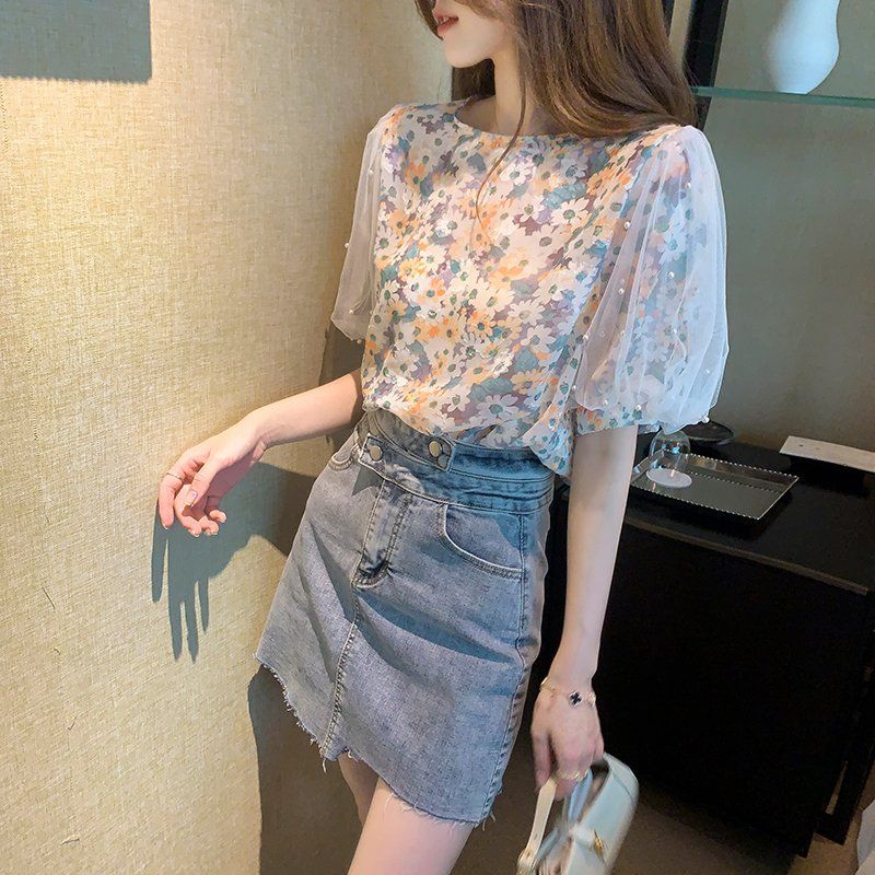 여름 여성 라운드넥 플라워 프린트 쉬폰 퍼프소매 진주 블라우스 데일리룩 멀티컬러 - 상세 이미지 3
