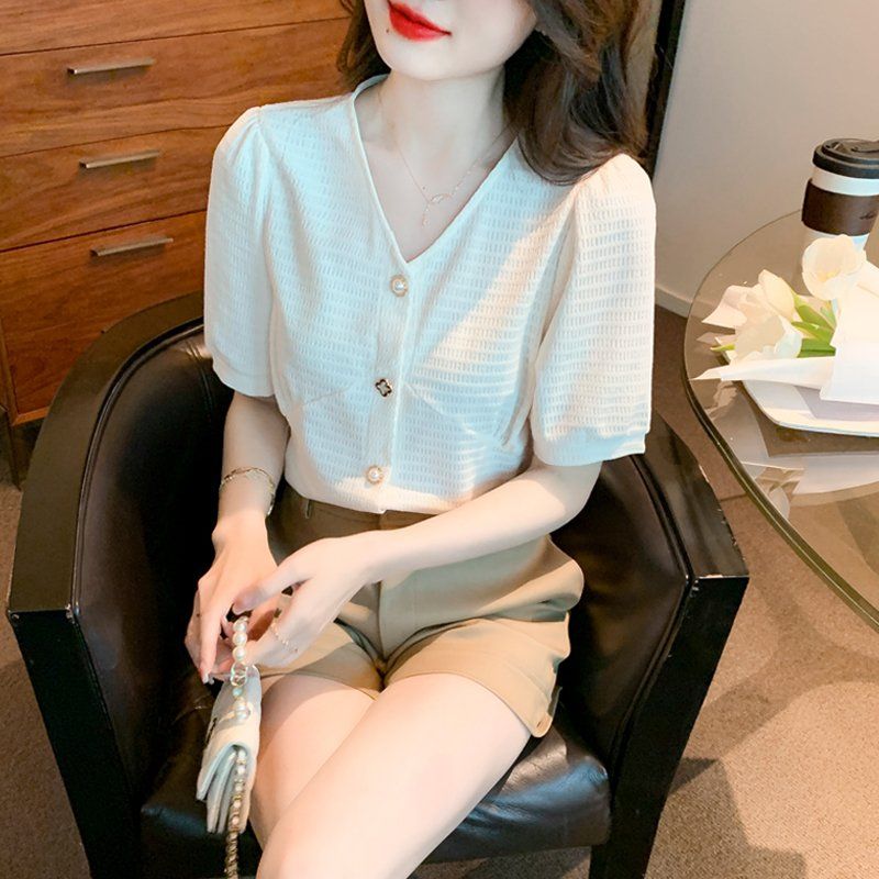 여름 여성 V넥 텍스처 반팔 가디건 블라우스 퍼프소매 앞단추 상의 아이보리 - 상세 이미지 2