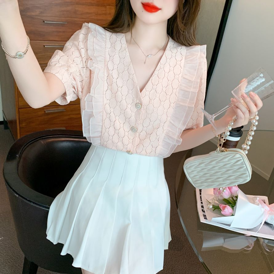 여름 여성 V넥 레이스 러플 퍼프소매 반팔 블라우스 펀칭 패턴 보석단추 핑크 - 상세 이미지 3