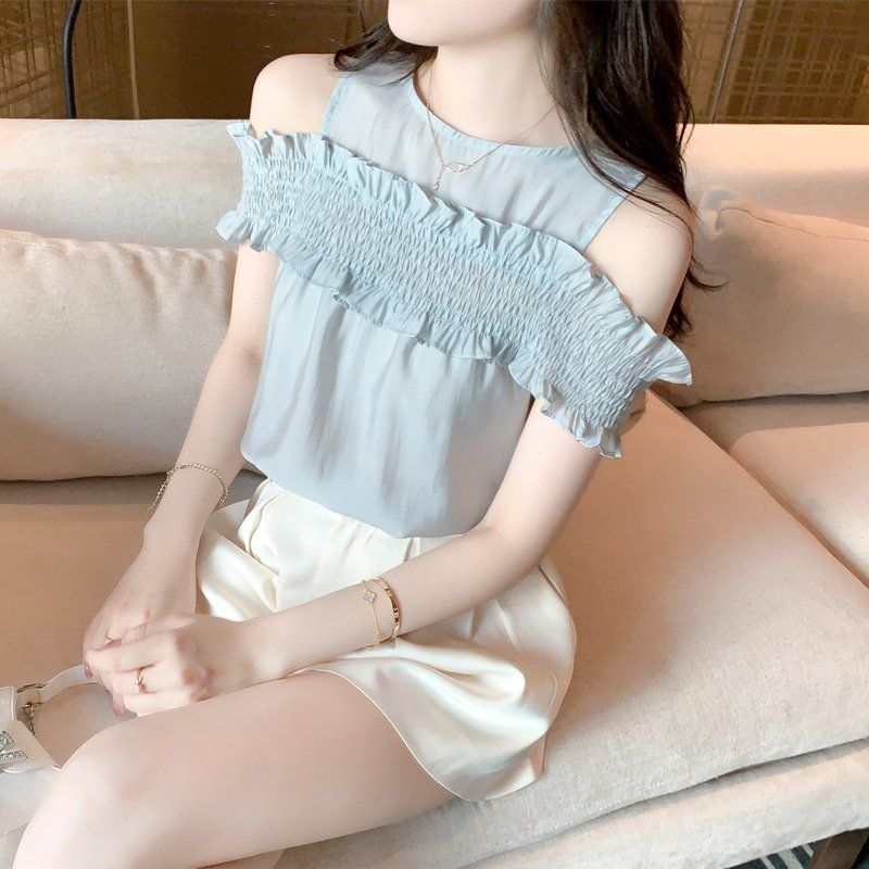 여름 여성 오프숄더 스모킹 밴딩 반팔 블라우스 여리여리 데일리룩 상의 라이트블루 - 상품 이미지