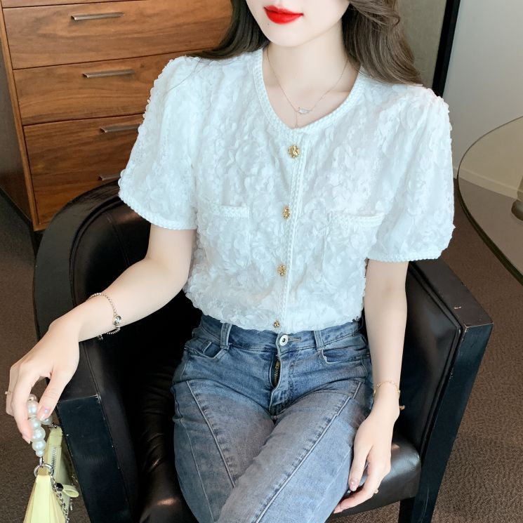 여름 여성 라운드넥 입체 플라워 텍스처 반팔 블라우스 앞포켓 폴리 오피스룩 화이트 - 상세 이미지 2