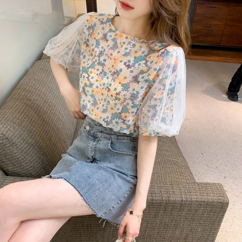 여름 여성 라운드넥 플라워 프린트 쉬폰 퍼프소매 진주 블라우스 데일리룩 멀티컬러 - 상세 이미지 2