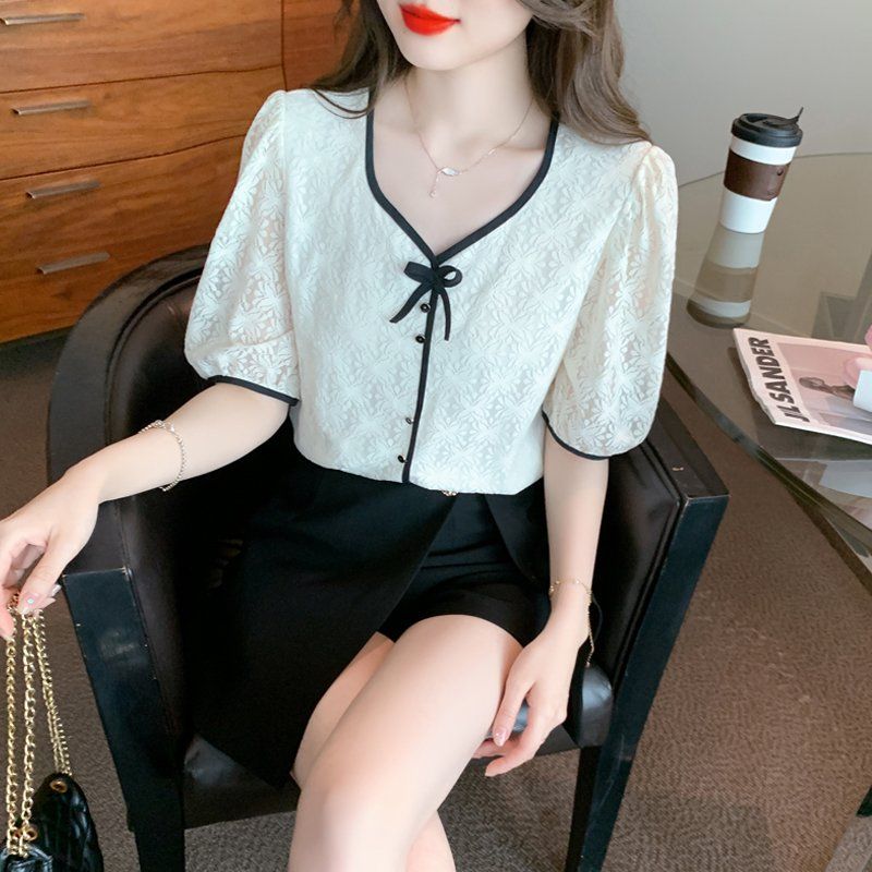 여성 여름 반팔 블라우스 펀칭 레이스 브이넥 배색 프릴 퍼프소매 슬림핏 데일리 아이보리 - 상세 이미지 2