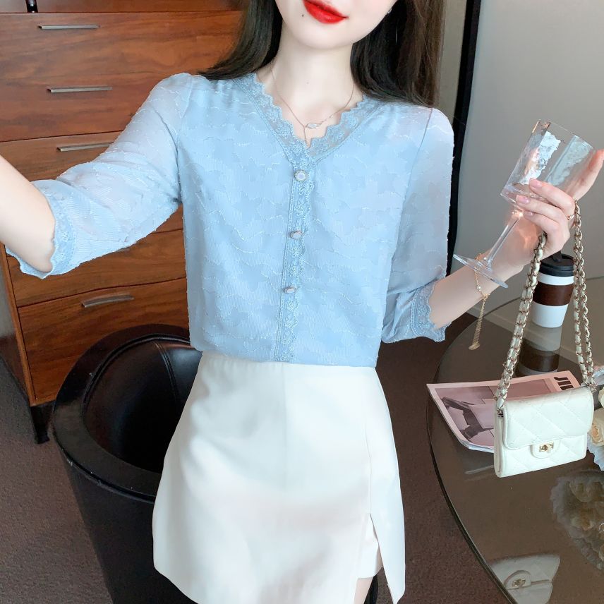 여름 여성 V넥 레이스 7부 소매 텍스처 블라우스 여리여리 데일리룩 폴리 상의 라이트블루 - 상세 이미지 2