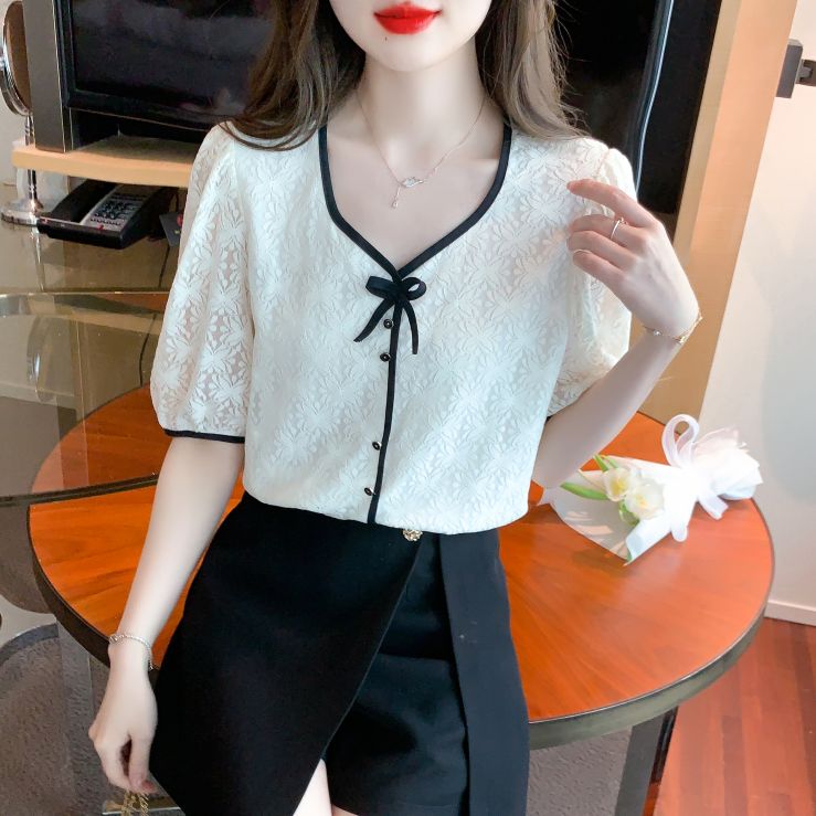 여성 여름 반팔 블라우스 펀칭 레이스 브이넥 배색 프릴 퍼프소매 슬림핏 데일리 아이보리 - 메인 이미지