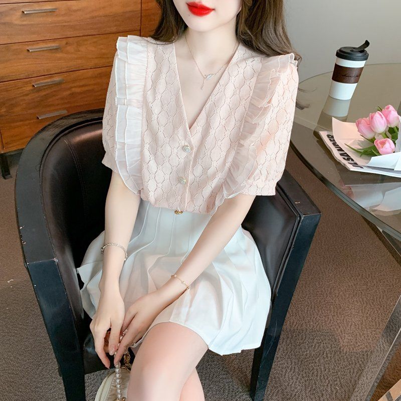 여름 여성 V넥 레이스 러플 퍼프소매 반팔 블라우스 펀칭 패턴 보석단추 핑크 - 상품 이미지