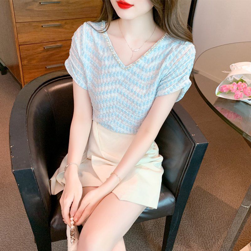 여름 여성 V넥 진주 라인 엠보싱 패턴 반팔 슬림핏 블라우스 데이트룩 스카이블루 - 메인 이미지