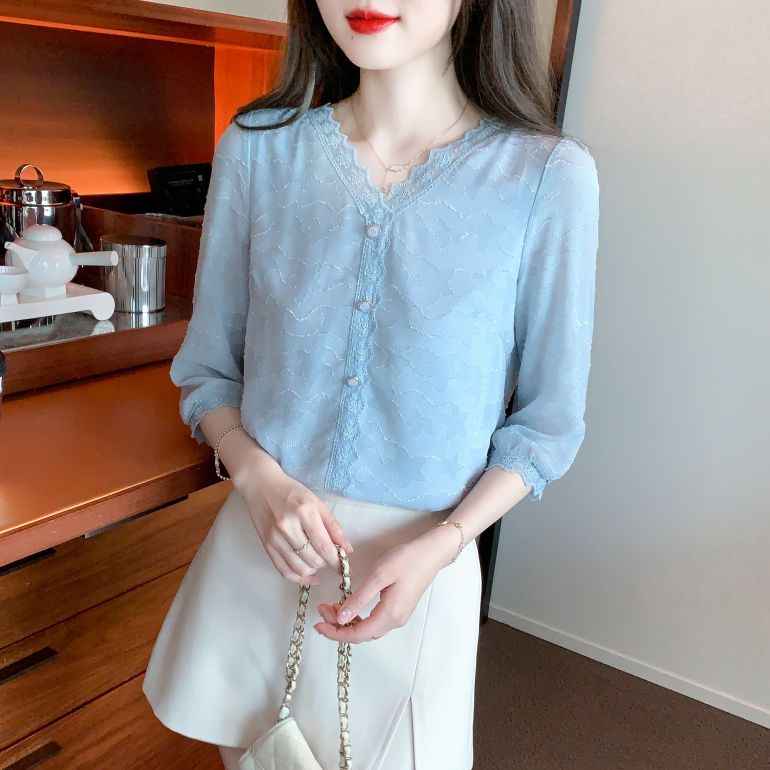 여름 여성 V넥 레이스 7부 소매 텍스처 블라우스 여리여리 데일리룩 폴리 상의 라이트블루 - 상품 이미지