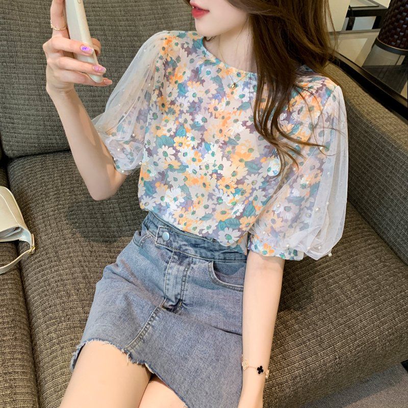여름 여성 라운드넥 플라워 프린트 쉬폰 퍼프소매 진주 블라우스 데일리룩 멀티컬러 - 메인 이미지