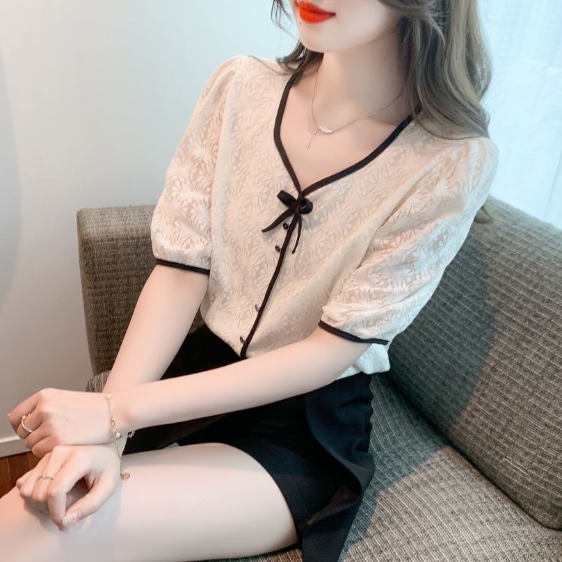 여성 여름 반팔 블라우스 펀칭 레이스 브이넥 배색 프릴 퍼프소매 슬림핏 데일리 아이보리 - 상세 이미지 5
