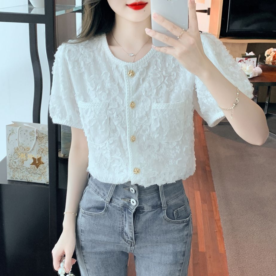 여름 여성 라운드넥 입체 플라워 텍스처 반팔 블라우스 앞포켓 폴리 오피스룩 화이트 - 상세 이미지 3