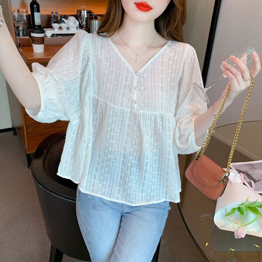 여름 여성 V넥 아일렛 펀칭 7부 랜턴소매 루즈핏 블라우스 데일리룩 아이보리 - 상세 이미지 2