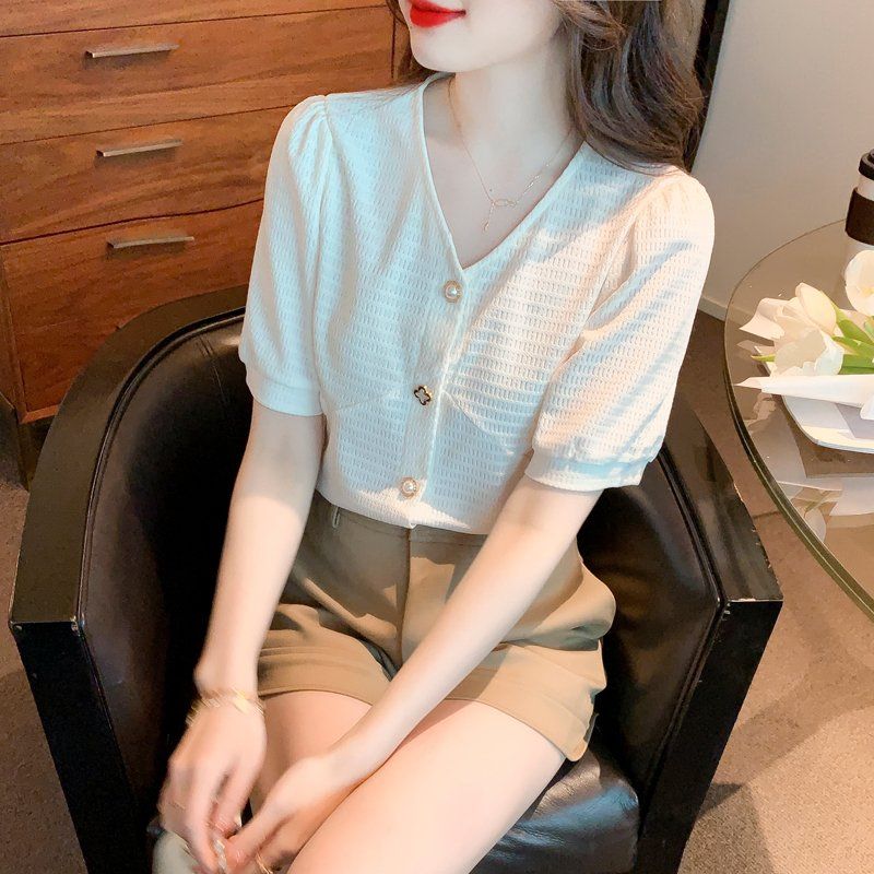 여름 여성 V넥 텍스처 반팔 가디건 블라우스 퍼프소매 앞단추 상의 아이보리 - 상세 이미지 4