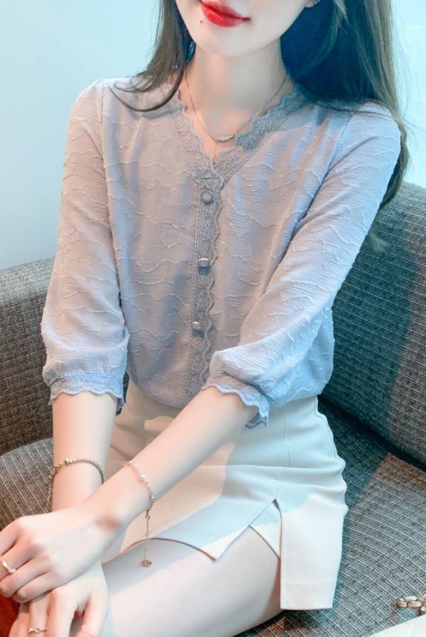 여름 여성 V넥 레이스 7부 소매 텍스처 블라우스 여리여리 데일리룩 폴리 상의 라이트블루 - 상세 이미지 4