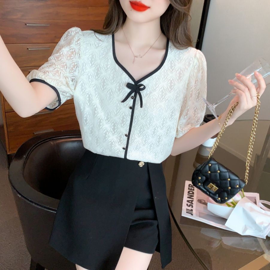 여성 여름 반팔 블라우스 펀칭 레이스 브이넥 배색 프릴 퍼프소매 슬림핏 데일리 아이보리 - 상세 이미지 3