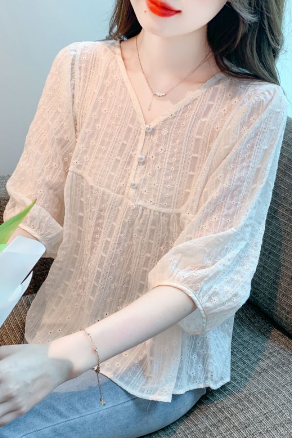 여름 여성 V넥 아일렛 펀칭 7부 랜턴소매 루즈핏 블라우스 데일리룩 아이보리 - 상세 이미지 4