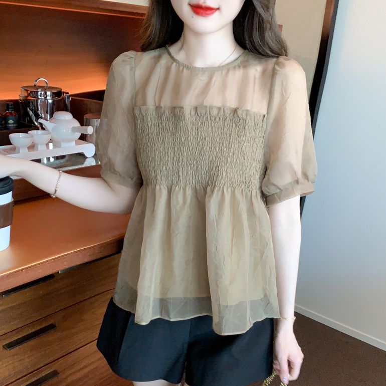여름 여성 라운드넥 스모킹밴딩 쉬폰 퍼프소매 페플럼 슬림핏 블라우스 모카 - 메인 이미지