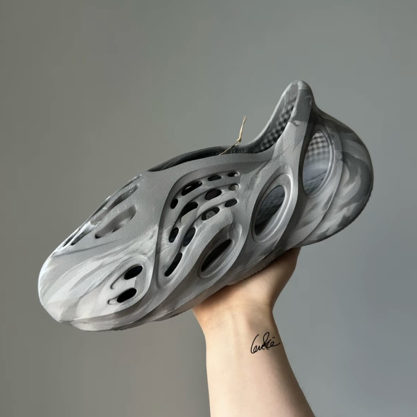 아디다스 이지 폼 러너 믹스 그래닛 IE4931