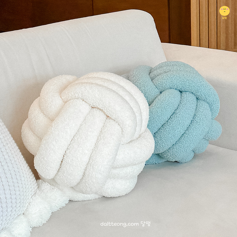 달떵 블루 화이트 부클레 뽀글이 원형 매듭 쿠션 거실 쇼파 인테리어