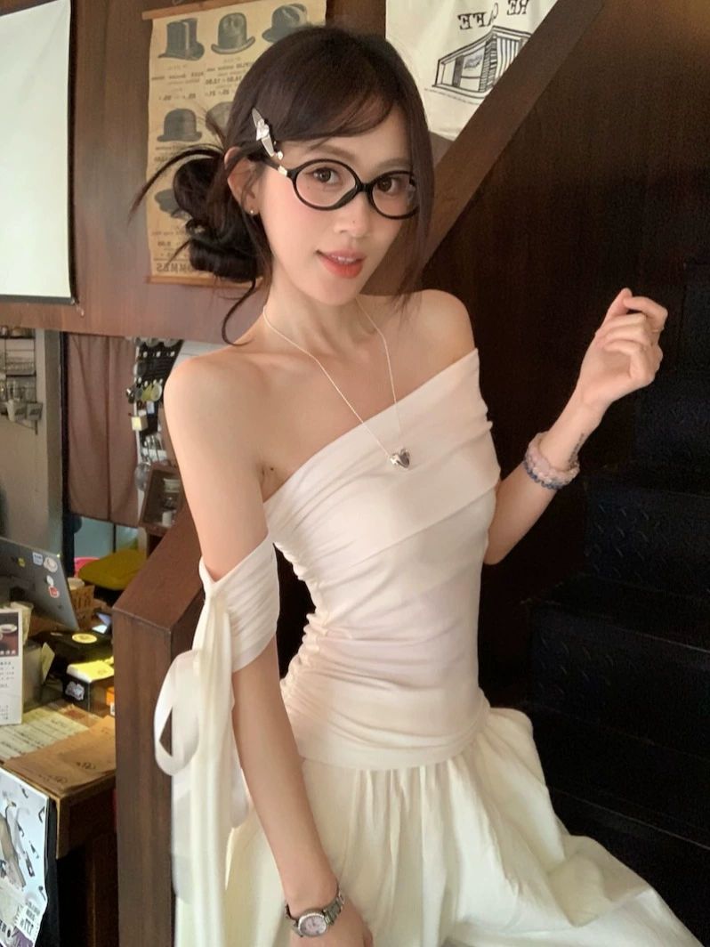 오프숄더 반팔 티셔츠 슬림핏 딱붙는 어깨트임 원숄더 여성티 반팔티 여름티 슬림티 - 상세 이미지 2
