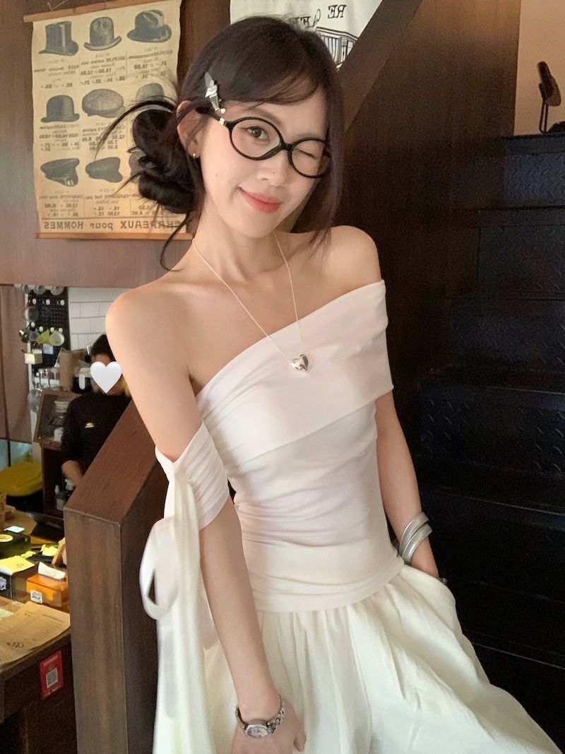 오프숄더 반팔 티셔츠 슬림핏 딱붙는 어깨트임 원숄더 여성티 반팔티 여름티 슬림티 - 상세 이미지 4