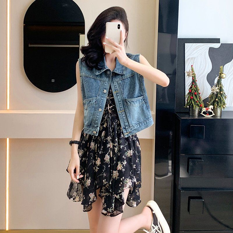 봄가을 여성 루즈핏 민소매 크롭 데님조끼 카라 버튼 포켓 워싱 캐주얼 데일리 라이트블루 - 메인 이미지