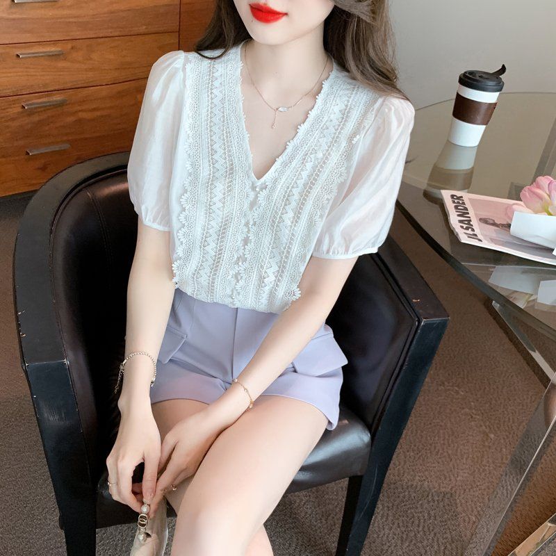 봄 여름 여성 스트레이트핏 V넥 레이스 퍼프소매 블라우스 빅사이즈 데일리 오피스룩 화이트 - 메인 이미지