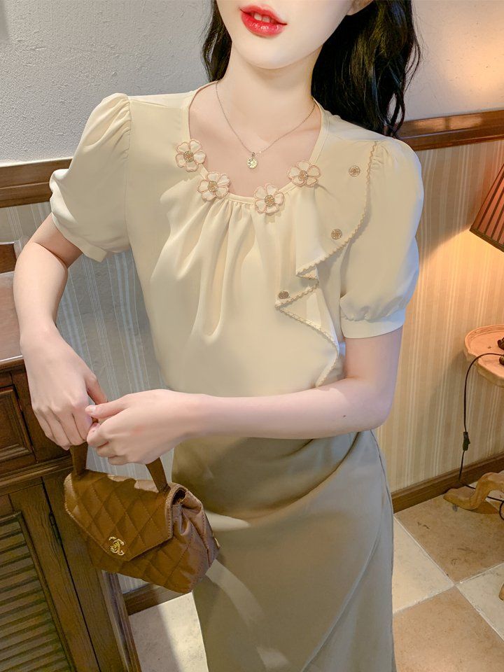 여성 봄 여름 라운드넥 블라우스 퍼프소매 꽃 장식 프릴 데일리 여성스러운 아이보리 - 상세 이미지 3
