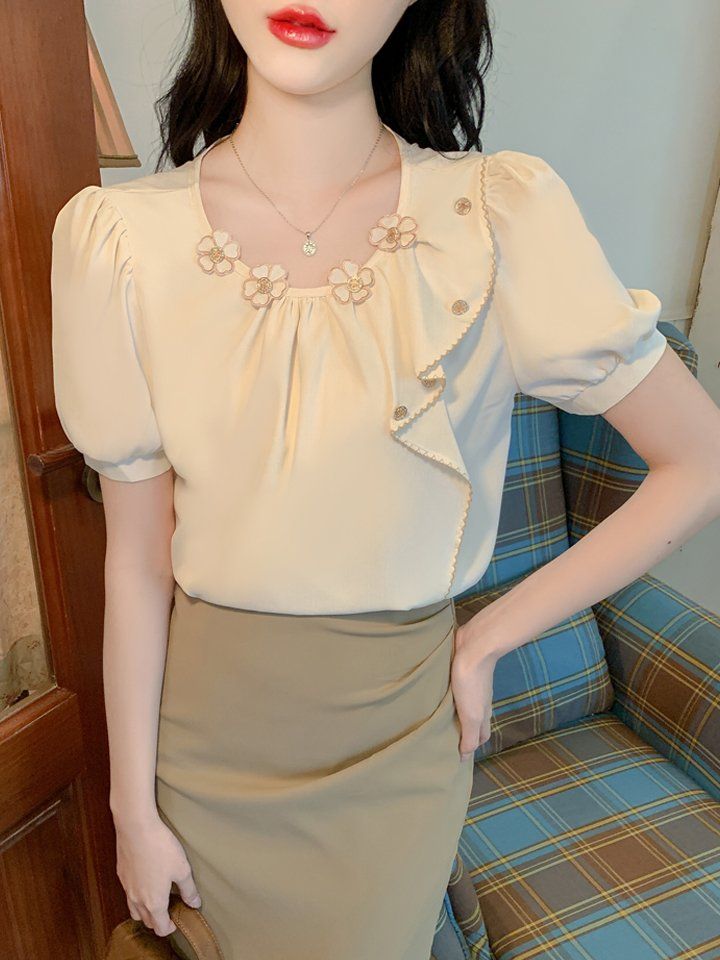 여성 봄 여름 라운드넥 블라우스 퍼프소매 꽃 장식 프릴 데일리 여성스러운 아이보리 - 상세 이미지 2