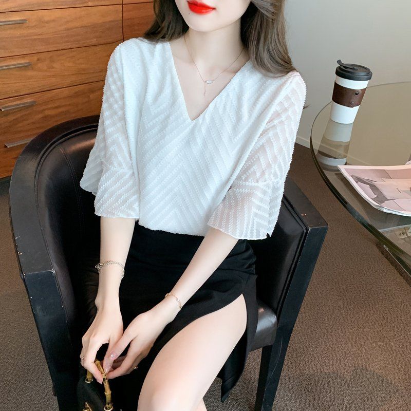 봄 여름 여성 루즈핏 V넥 5부 나팔소매 시스루 블라우스 빅사이즈 데일리 오피스룩 화이트 - 메인 이미지