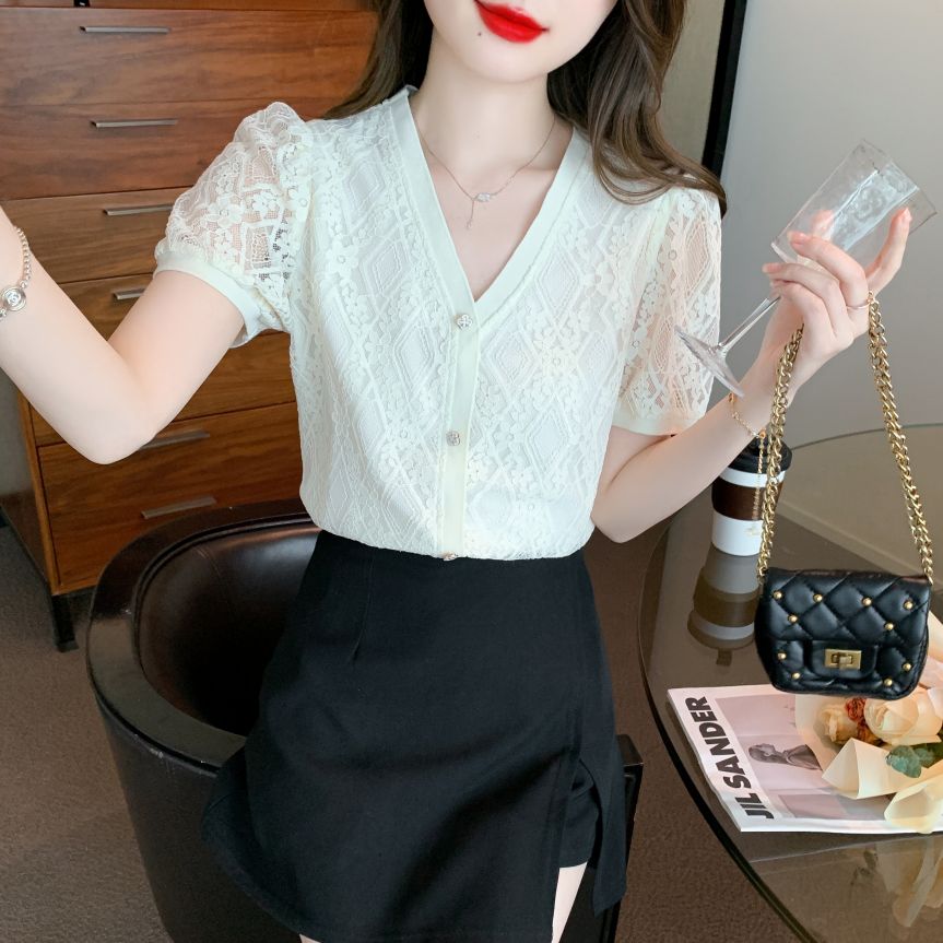 봄 여름 여성 스트레이트핏 V넥 레이스 큐빅버튼 반팔 블라우스 빅사이즈 데일리 아이보리 - 상세 이미지 3