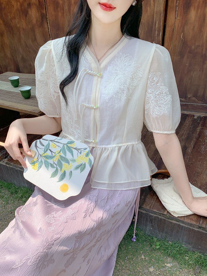 여성 봄 여름 슬림핏 크롭 V넥 블라우스 퍼프소매 프릴 레이스 아이보리 플라워 - 상세 이미지 4