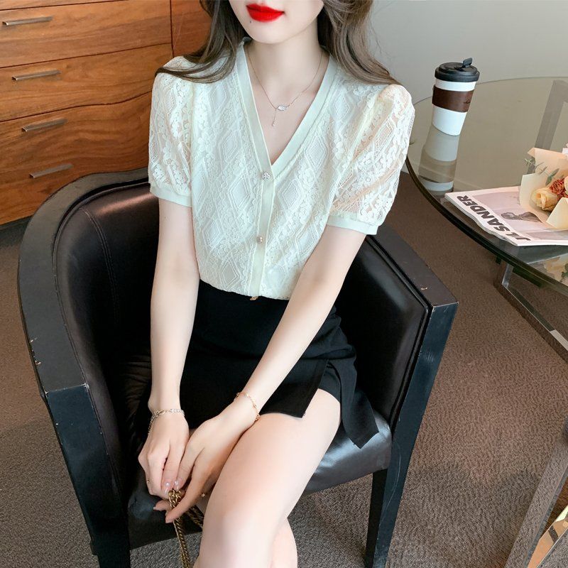 봄 여름 여성 스트레이트핏 V넥 레이스 큐빅버튼 반팔 블라우스 빅사이즈 데일리 아이보리 - 상품 이미지