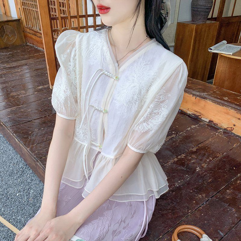 여성 봄 여름 슬림핏 크롭 V넥 블라우스 퍼프소매 프릴 레이스 아이보리 플라워 - 메인 이미지