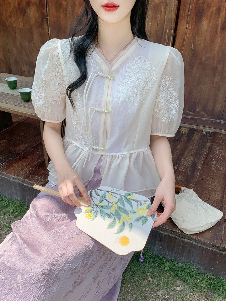여성 봄 여름 슬림핏 크롭 V넥 블라우스 퍼프소매 프릴 레이스 아이보리 플라워 - 상세 이미지 5