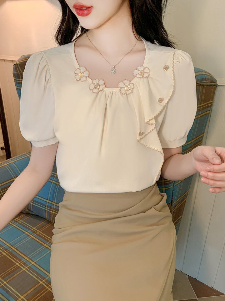 여성 봄 여름 라운드넥 블라우스 퍼프소매 꽃 장식 프릴 데일리 여성스러운 아이보리 - 상세 이미지 5