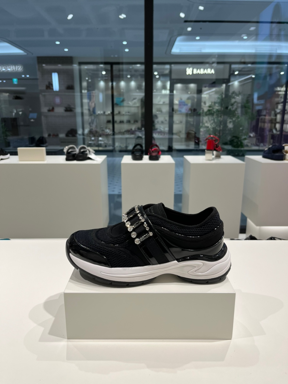 [슈콤마보니] Jewelry Strap Sneakers (Black) DG4DS25032BLK : 신세계 파주 슈콤마보니