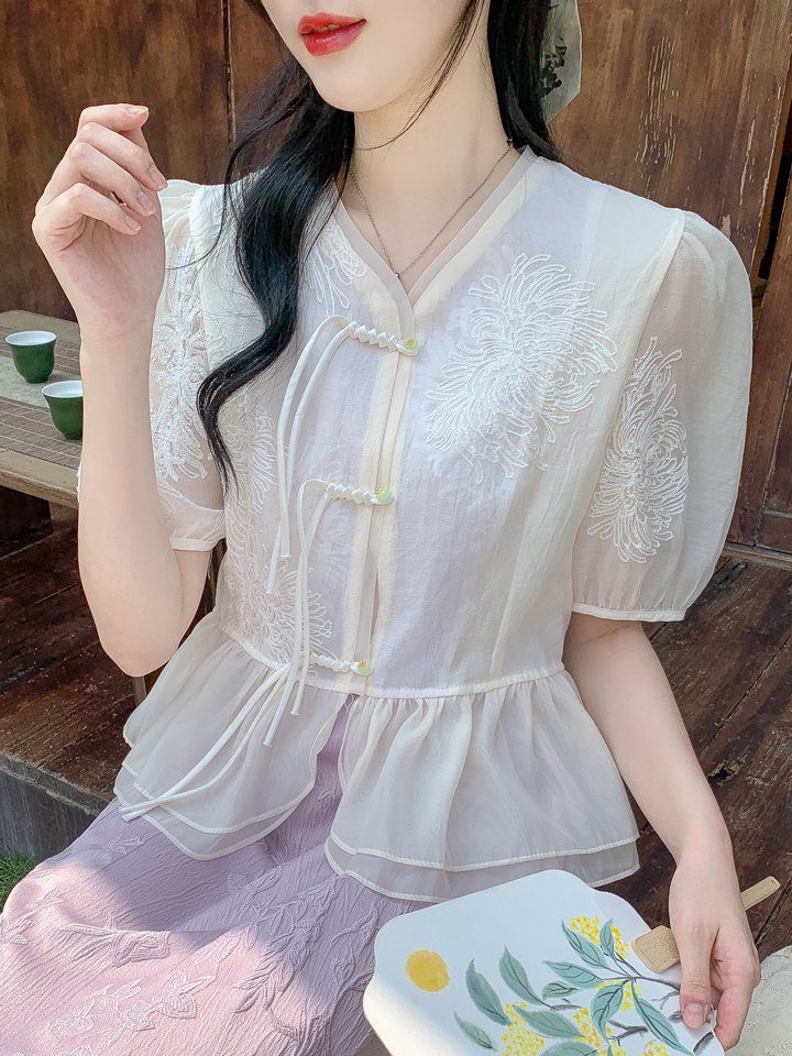 여성 봄 여름 슬림핏 크롭 V넥 블라우스 퍼프소매 프릴 레이스 아이보리 플라워 - 상세 이미지 3