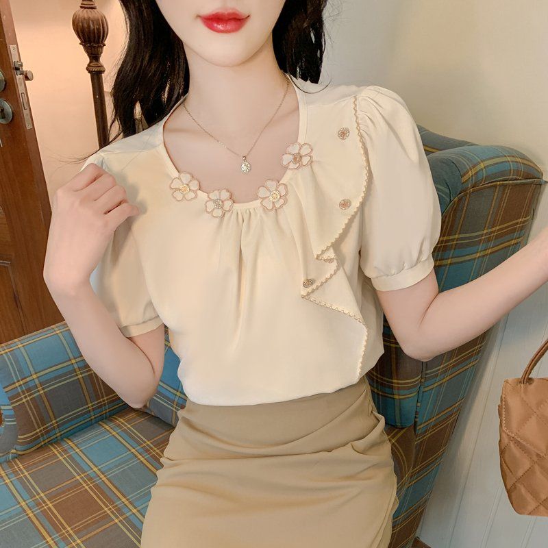 여성 봄 여름 라운드넥 블라우스 퍼프소매 꽃 장식 프릴 데일리 여성스러운 아이보리 - 상품 이미지
