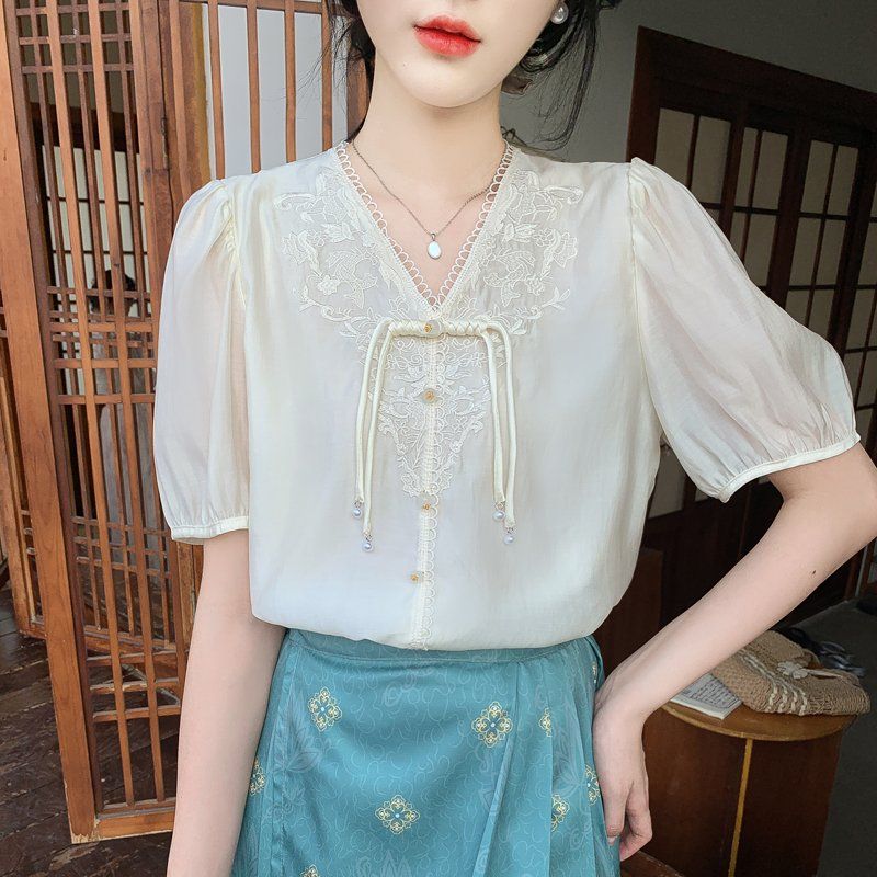 여성 봄 여름 오리지널 자수 레이스 V넥 블라우스 퍼프소매 스트링 데일리룩 아이보리 - 상품 이미지