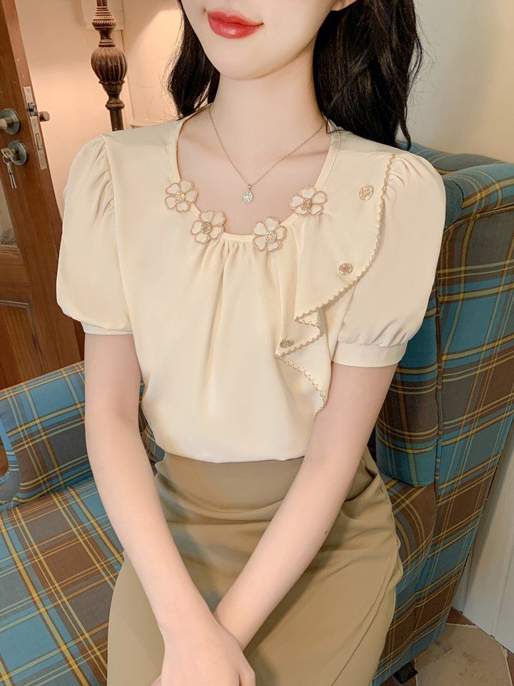 여성 봄 여름 라운드넥 블라우스 퍼프소매 꽃 장식 프릴 데일리 여성스러운 아이보리 - 상세 이미지 4