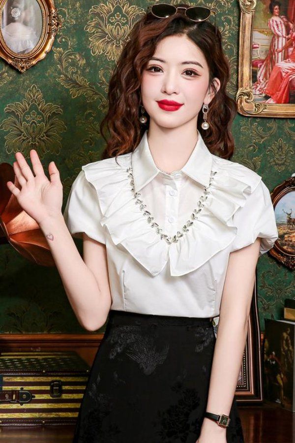 여름 여성 퍼프소매 러플카라 보석 큐빅 장식 짧은 블라우스 셔츠 데일리 출근룩 화이트 - 상세 이미지 5