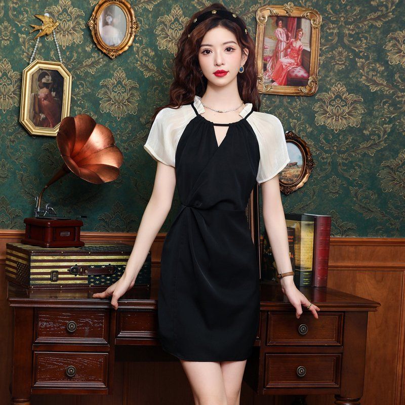 여름 여성 배색 랩스타일 미니 원피스 X라인 러플넥 퍼프소매 출근룩 블랙 - 상세 이미지 3