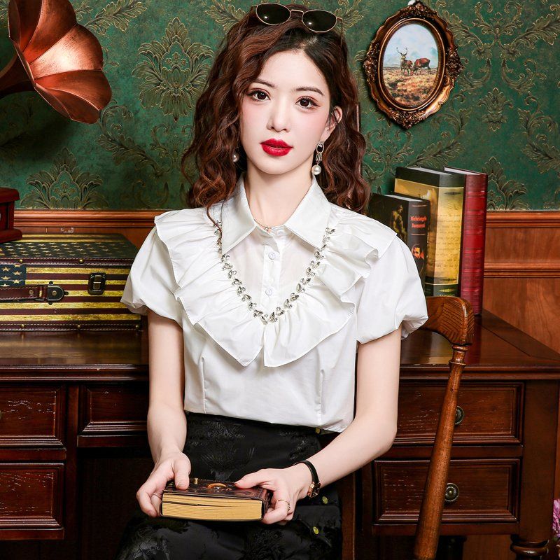여름 여성 퍼프소매 러플카라 보석 큐빅 장식 짧은 블라우스 셔츠 데일리 출근룩 화이트 - 상세 이미지 4