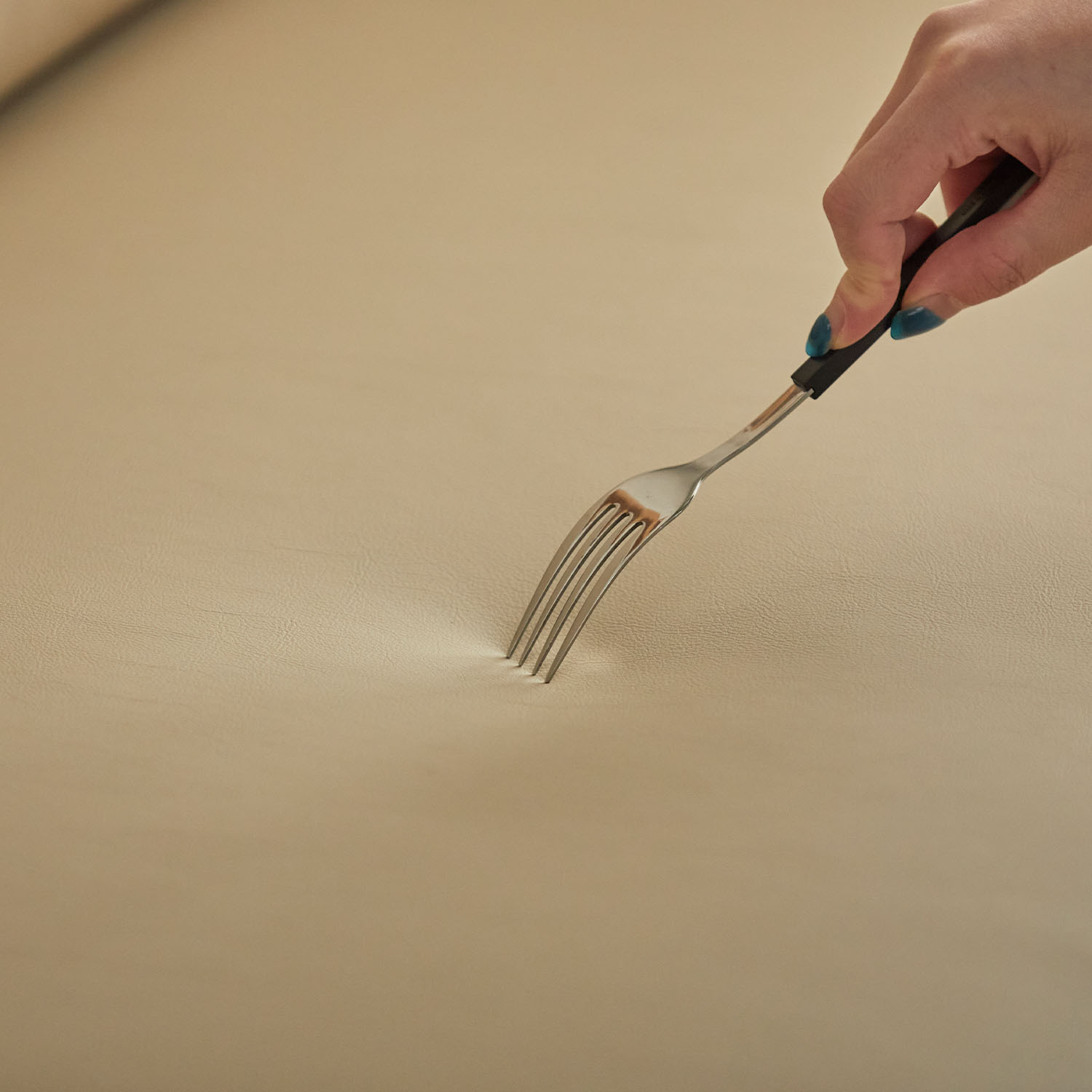 헤르짐머 폰드 모던 거실 인테리어 가죽소파 스툴미포함, 카멜베이지투톤, 3인용