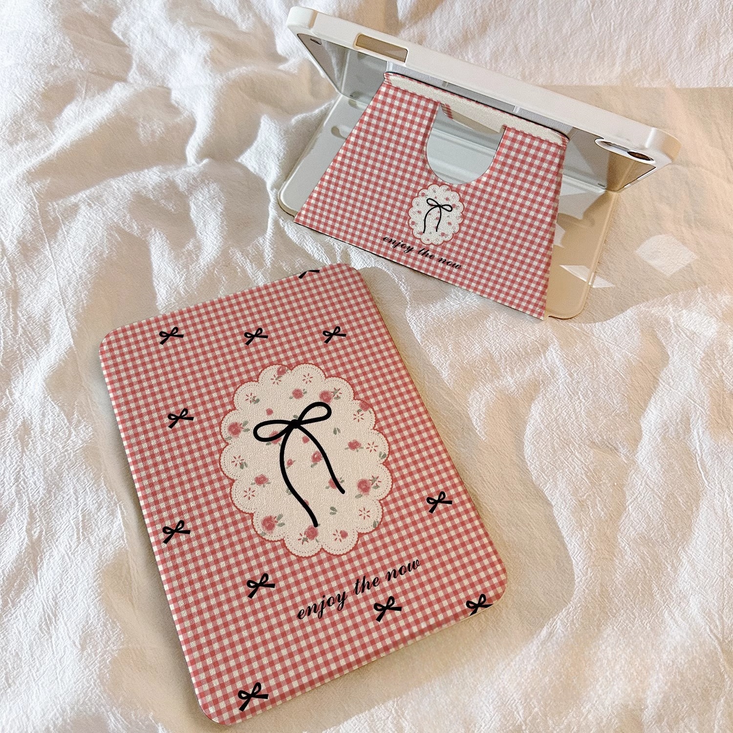 레드 체크 플라워 태블릿 케이스 🌸 iPad 10/Air6/5 360° 회전형 - 상품 이미지